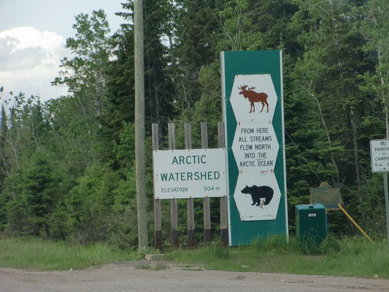 Ab hier fließen alle Gewässer Richtung Norden.