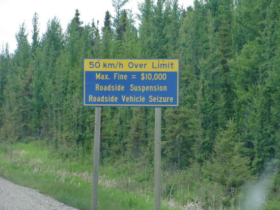 Ohne Worte! Aber so schnell fährt hier niemand! Und unser Tempomat hält stur die 90 km/h.