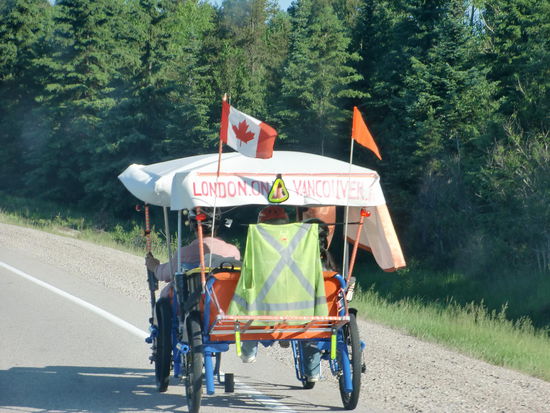 Die müssen wahrhaft 'entschleunigt' sein!!! Ein selbsgebasteltes Gefährt: vorne auf der Bank saß ein Paar und trat gemütlich im Takt in die Pedale. 'Von London/Ontario nach  Vancouver' stand auf der Plane. Ich hätte mir eine interessantere Route ausgesucht! Nur geradeaus fahren und rechts und links nichts als Wald ermüdet mich schon bei 90km/h im Auto!