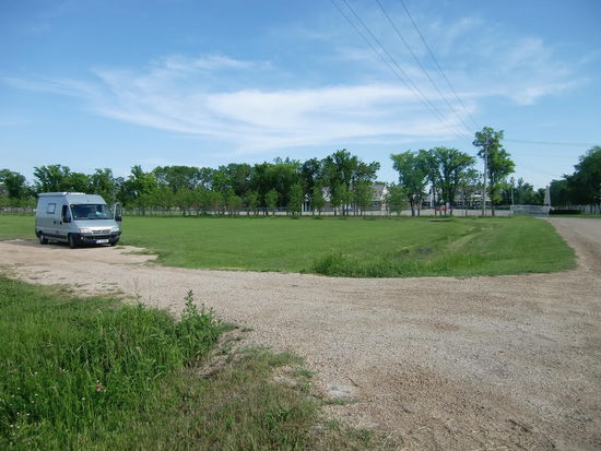 In Steinbach, kurz vor Winnipeg. Hinter uns das Mennonite Heritage Museum. Es war bereits geschlossen als wir ankamen, aber eine Angestellte meinte, wir sollten uns die Nacht einfach davor auf die Wiese stellen. Wir wählten lieber das Schotterstück und rissen alle Fenster und Türen auf um die 38 Grad aus dem Auto zu bekommen. Hier gab es auch mal keine Stechmücken!
Nachts zog ein heftiges Gewitter auf. Es blitzte ohne Unterlass, aber Donner war kaum zu hören. Es regnete heftig und blitzte die halbe Nacht weiter! Klar, daß ich am nächsten Morgen nicht ausgeschlafen war!