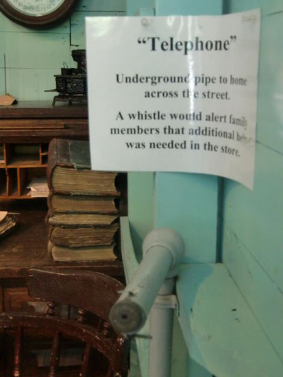 Das Rohr im  Laden. Wurde dort Hilfe benötigt pfiff man dort hinein und man hörte es im Wohnhaus und es kam jemand.