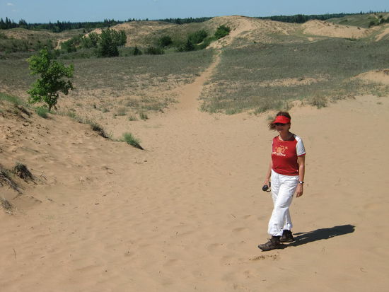 Tatsächlich wie in der Wüste! Und das mitten in Kanada!
Wir haben uns vorher natürlich fleissig mit Insektenspray besprüht wie empfohlen von einer Rangerin: 'Immer einsprayen von Kopf bis Fuß. Das machen wir den ganzen Sommer über!'