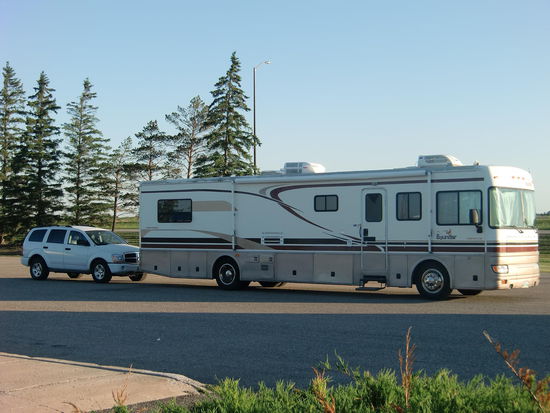 So reisen Kanadier! Wenn man ein Wohnmobil hat muß man, um beweglicher zu sein, seinen PKW eben mitnehmen!
Meistens reisen die Kanadier aber mit Pick-up und Wohnanhänger - die natürlich riesig sind!