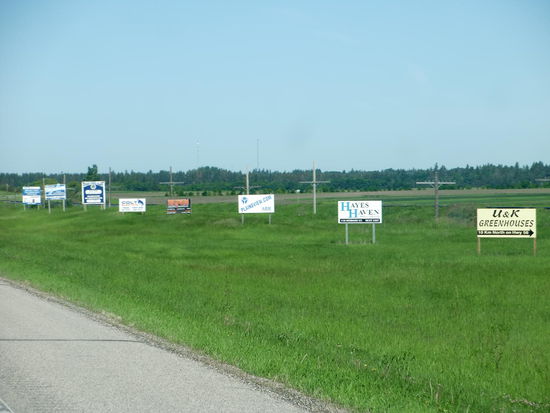 Einzige Abwechslung auf der Fahrt durch die Prärie! Wir haben uns über jedes Schild gefreut und die Abwechslung genossen! Außerdem bedeutete das: Oh - gleich kommt etwas Zivilisation!