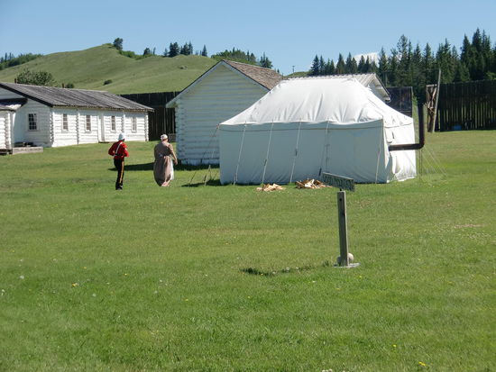 Der uniformierte Angestellte zeigte uns viel und sprach auch ein gutes 'Englisch'!Hier ist es so heiß, daß man den Teebeutel ins Wasser hängt, das Wasser den tag über in der Sonne stehen läßt und nachts im Zelt abkühlen läßt! Schmeckte auch angenehm kmühl!