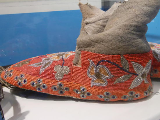 Die Indianer wollten hauptsächlich Perlen und Alkohol tauschen. Das zweite hätten sie lieber gelassen,aber diese Mokassins mit Perlen bestickt sind doch einfach nur schön!!!