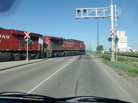 Da fährt halt mal so der Zug über den Highway! Wir hatten Glück - der Zug hatte nur 84 Waggons. Wir haben schon Züge mit 140 Waggons gezählt. In der Prärie hat man dazu wirklich Zeit!