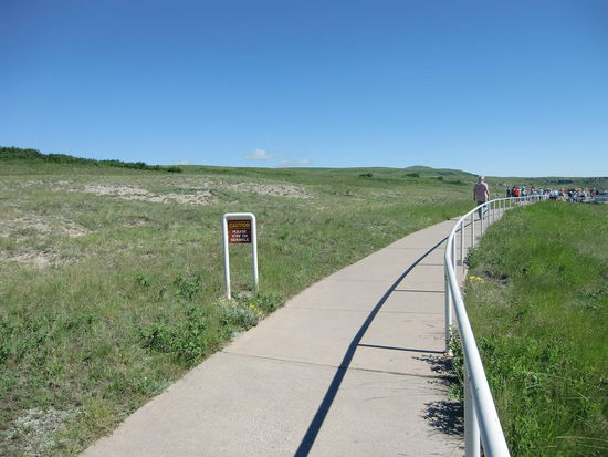 Der Weg vom Museum zum oberen Klippenrand und Aussichtspunkt. Gregor hätte gerne mal den Weg von weiter oben gesehen um nachzuvollziehen wie die Bisons in Panik auf die Klippe zugerannt sind. Aber hier war wieder nur dass Begehen des Holzweges erlaubt!