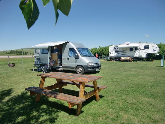 Campingplatz vor dem Waterton NP. Wir haben den letzten freien Platz bekommen! Am Wochenende sind alle Kanadier unterwegs und jetzt war am 1.7. auch noch ein Feiertag - Canada Day. Abends gab es ein Feuerwerk vom CP aus.