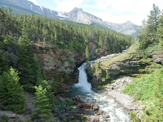 Am nächsten Tag fuhren wir in den NP hinein. Heute am 1.7. Canada Day war freier Eintritt. Der Wasserfall - na ja- für einen kleinen Spaziergang ganz akzeptabel. Wir müssen uns ja mal die Beine vertreten.