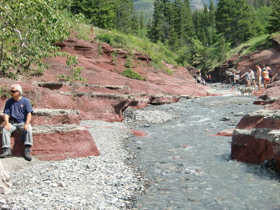 Dafür haben wir die schweren Wanderschuhe angezogen!? Ich habe jedenfalls meine Füße ins eiskalte Wasser getaucht. Die meisten Kanadiern kamen nur zum Planschen hierher.