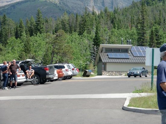 Total überfüllt der Parkplatz. Hinten sieht man die Toilette. Sieht aber nur modern aus! Fast volles Plumpsklo und kein Waschbecken. Und das in einem stark frequentierten Park. Es geht auch anders wie wir später in BC auf einem Waldparkplatz gesehen haben.
