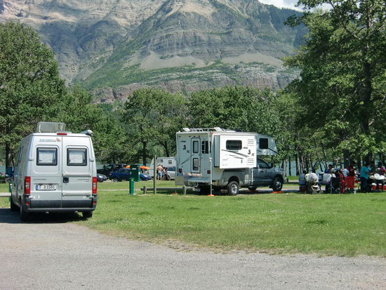 Das hier war ein Day-Use-Campingplatz, d.h. da konnte jeder rein und mal ein Picknick im Schatten machen wie diese indische Großfamilie. Der Wohnmobilist verließ resigniert sein Auto und vergnügte sich hoffentlich woanders.
Damit unser Reisemobil gerade steht haben wir etwas auf dem Grünstreifen geparkt! Ergebnis s.u.