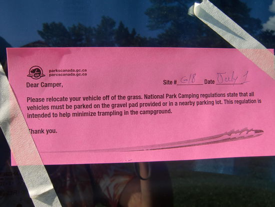 Da soll noch mal jemand sagen, die Deutschen seien 'kleinkariert' oder 'Pedanten'. Die waren noch nie in Kanada!
Ich war jedenfalls auf 180! Aber natürlich haben wir das 'Verbot' beachtet und sind wieder von der Grasnarbe runtergefahren.
Daß später zwei Frauen mit 5 Kindern und 2 Zelten auch ihr Auto auf dem Gras abstellten und ein Campingplatzangestellter beim Aufbauen half - ohne Worte!