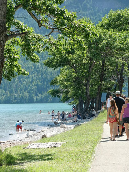 Das  steinige Ufer am See war bei dieser Hitze voll mit badenden Leuten.