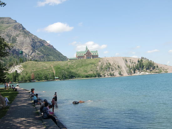 Eine 2-Std. Bootsfahrt auf dem See machten wir nicht. 40$ p.P. war uns die Sache nicht wert.
Im Hintergrund das Prince of Wales Hotel.