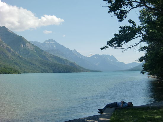 Müder Tourist im Schatten.