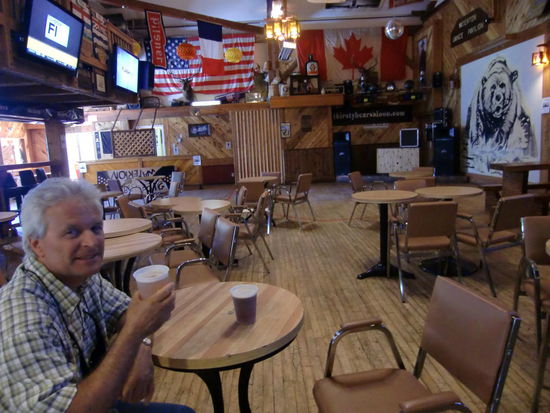 Vor dem Ice-Cream-Shop stand eine lange Menschenschlange und der Imbiss mit Bierausschank war auch voll belegt. Also gingen wir gegenüber in den noch leeren Saloon um unser kühles Bier - aus dem Pappbecher- zu trinken