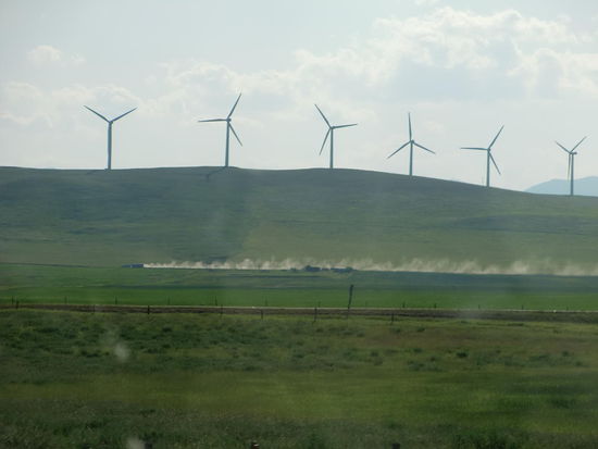 Blöde Idee am Spätnachmittag loszufahren. Zumal wir von den schönen Bergen erstmal wieder in der Prärie landeten. Als wir aus dem Supermarkt kamen fühlte ich mich einen Backofen betreten. Für einen Übernachtungsplatz zu früh da es ja keine im Schatten gab. Also weiterfahren und dann in Bellevue einen städtischen Platz gefunden für den man 10$ die Nacht wollte mit Picknickbänken, Feuerstelle, Frsichwasser und Toiletten. Und Wind wehte auch noch kräftig ins Auto. Dafür kühlte es nachts kaum ab.
Gregor wechselte noch das Lämpchen im Scheinwerfer; mein Pizzateig misslang eher als er schmeckte, das Abwasser konnte man nicht mehr ablassen (irgend etwas verstopft, aber Gregor legte sich unters Auto und kam an das Ventil nicht heran) und ich wünschte mich wieder an den schönen See zurück.