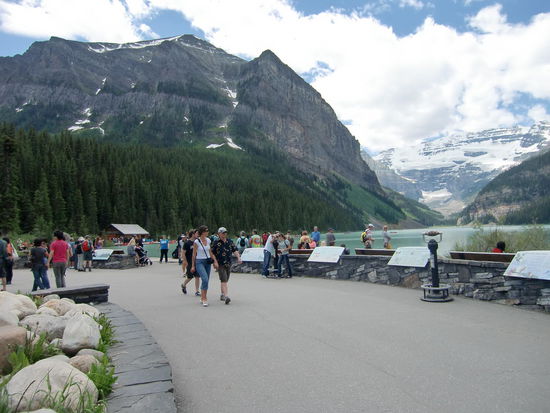 Der Lake Louise war total überlaufen. Man sollte hierher nur frühmorgens oder spätabends kommen. Es gefiel mir gar nicht hier. Auch der Wanderweg war idiotensicher gepflastert. Wir suchten 25 Min. lang einen Parkplatz.