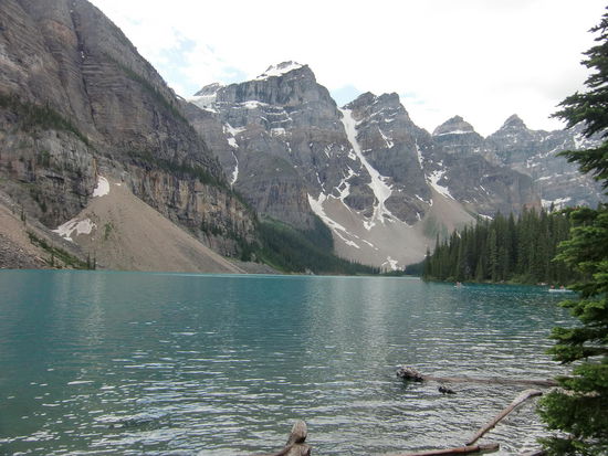 Der Lake Moraine war auch gut besucht; der Wanderweg am See entlang aber naturbelassen zwischen Bäumen hindurch und über Wurzeln und die Leute verstreuten sich gut.
Den See fanden wir auch schöner, da er von 10 Bergspitzen eingerahmt war und insgesamt kleiner und idyllischer erschien.