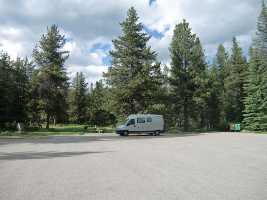 Unser Picknickplatz an dem wir zwei Nachmittage ganz alleine verbrachten; kein Mensch verirrte sich hierher! Dabei hatte er große Feuerstellen und schöne Bänke auf der Wiese.