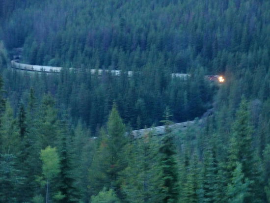 Abends am TCH auf dem Parkplatz vom Aussichtspunkt auf den Spiraltunnel der Railway übernachtet und die Züge beobachtet. Gregor zählte hier über 250 Waggons und die Lok überholte ihre Waggons einige Male.