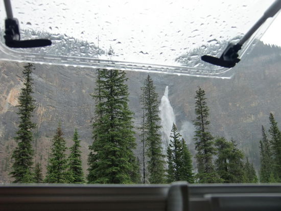Und wenn es regnet und man einen guten Stellplatz hat - kann man die Takakkaw Falls vom Bett aus auch noch sehen!