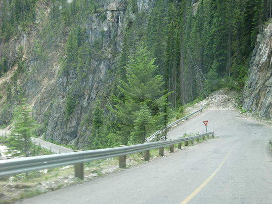 Wegen dieser Kehre haben Trailer und ganz lange Wohnmobile keine Chance zu den Takakkaw Falls zu fahren.