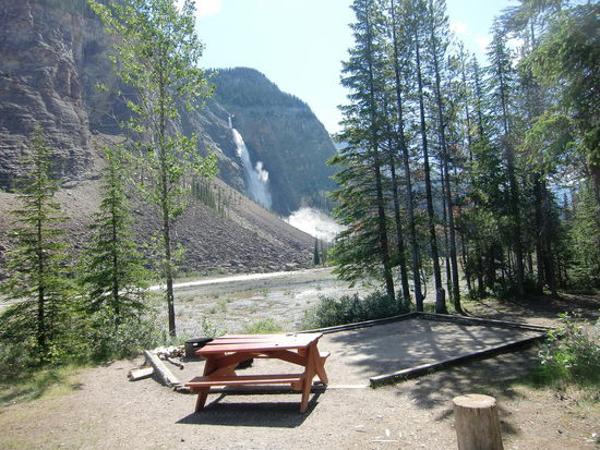 Dafür hätten wir unser kleines Zelt mitnehmen sollen!Auf diesem Platz hätte ich gerne für eine Nacht gezeltet mit Blick auf die Takakkaw Falls. Ein ganz romantischer 'walk-in Campingplatz'. Natürlich konnte man hier nur zelten obwohl der Parkplatz nur 50m weit entfernt war.