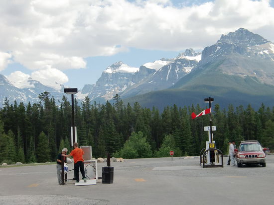 Saskatchewan Crossing am Icefield Parkway: Gregor läßt gerade die Gasflasche füllen!