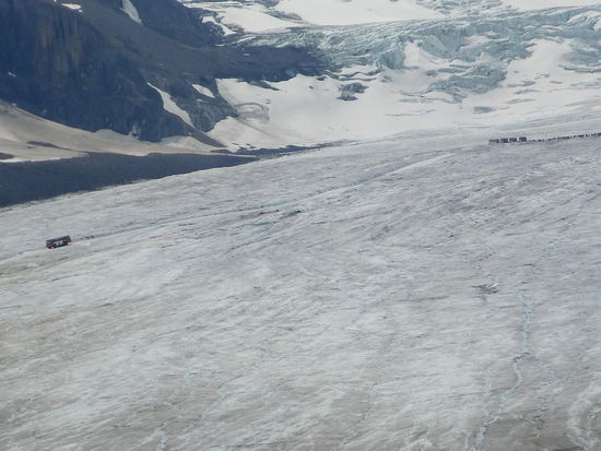 Der Athabasca Gletscher:
Links fährt gerade ein Bus mit Touristen hoch
Rechts oben sieht man die parkenden Busse und die Touristen auf dem Eis