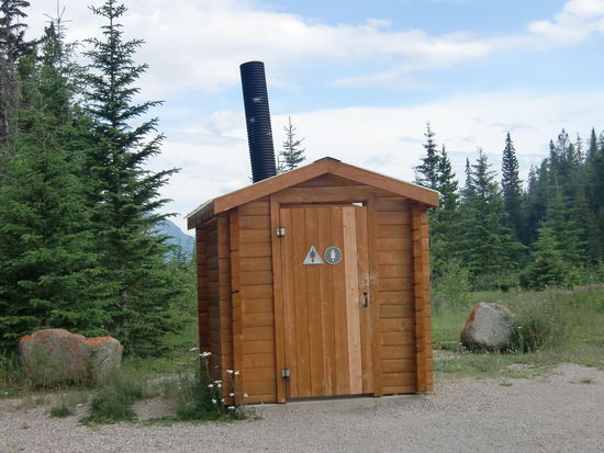 Toilettenhäuschen - für Mann und Frau - überall an Aussichtspunkten oder Halteplätzen.