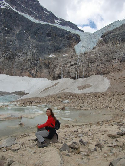 NR. 2
Da  war ich schon mal etwas weiter weg bevor einer dieser Eisstücke auf mich fällt! Wir hörten es später auch einige Male krachen!
Rechts oben am Fels hängt der Gletscher!
