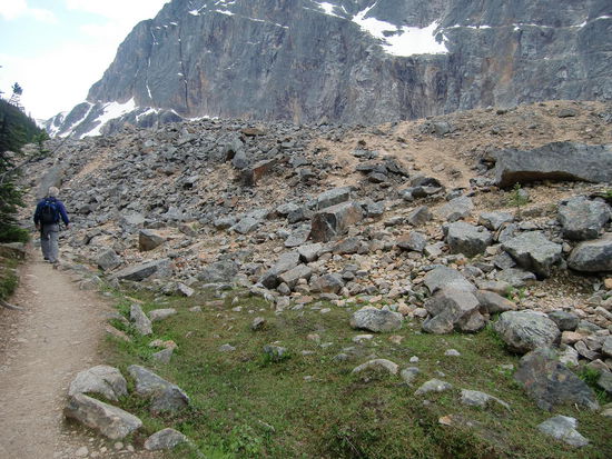 Vom See stiegen wir weglos über das Geröll um abzukürzen und kamen dann auf dem Weg raus zum Aussichtspunkt oben auf den See.