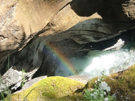 Einmalig die Regenbogenbildung tief unten im Canyon