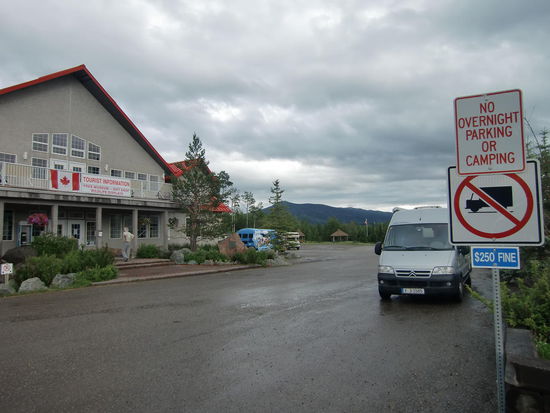Visitor Center in Gran Cache: Nein - wir wollen hier doch nicht übernachten und evtl. 250$ Strafe zahlen!