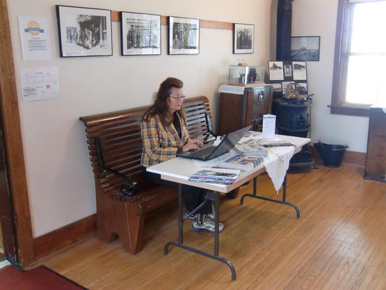 Edeltraud beim Blog-Schreiben im Visitor-Center in Dawson Creek