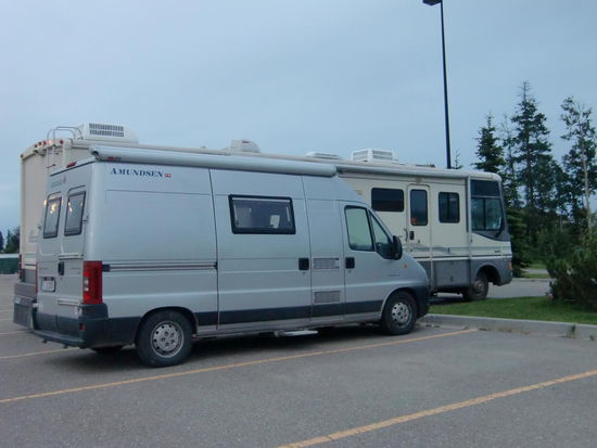 Spät abends kam dann dieses riesige Wohnmobil und stellte sich neben uns.