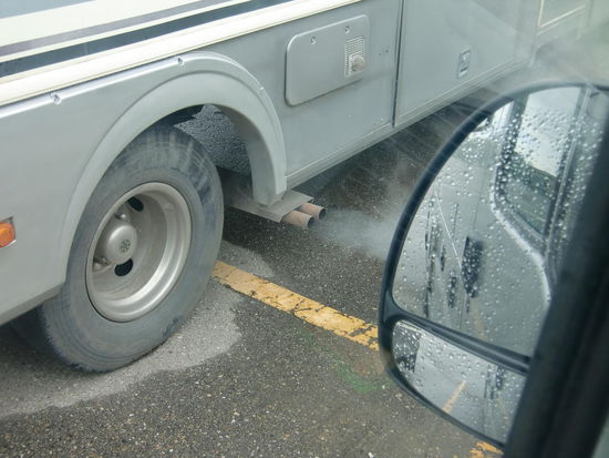 So fing der Morgen an: Der Ami startete den Motor und wir hatten den guten Geruch im Auto.
Also gaben wir nach und fuhren gleich weg um beim Visitor-Center von Fort  St. John zu frühstücken!
