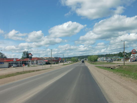 Fort Nelson! Mehr Stadt war auch nicht! Tankstelle, einige Läden. 4.500 Einwohner.
Und hier gibts einen Job als Supervisor (Aufseher) in einem Donutsladen für 12,85$/Std. = ca. ein Stundenlohn von 9,88 Euro; bei einer 40-Std.Woche verdient man dann 1580 Euro!! Da sollte man lieber nach Deutschland auswandern und nicht umgekehrt! Mein letzter Nebenjob brachte auch nur 8,15 Euro/Std. ein, aber dafür sind die Lebensmittel und die Mieten selbst in Frankfurt preiswerter. 
Und Fort Nelson ist - nun ja - wenig attraktiv.