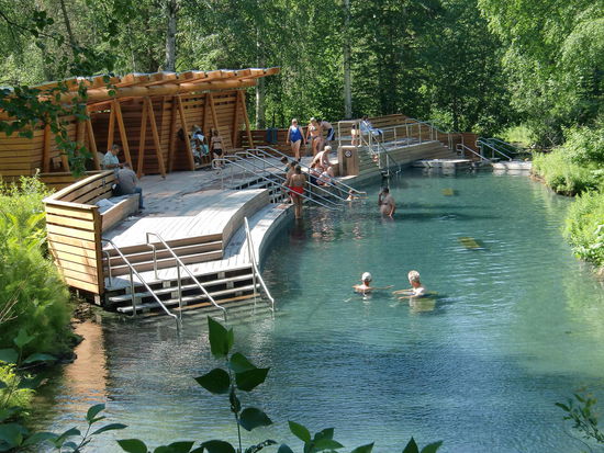 Die Hot Springs. Viele Leute gingen spätabends ins warme Wasser.Da muß man sich aber auf dem Rückweg gleich wieder mit Insektizid einsprühen um den Moskitoattacken zu entgehen!