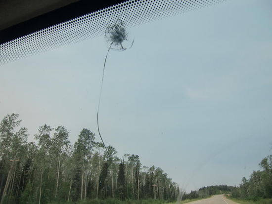 Unsere kaputte Windschutzscheibe. Ich würde mir wünschen daß die Einheimischen hier Recht behalten und die Sache nicht so tragisch ist!?
