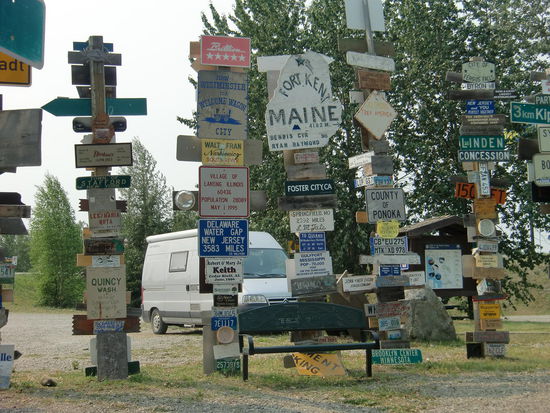 Der berühmte Schilderwald von Watson Lake. 
Wir nagelten kein Schild hier an! Das würde man ja auch nicht mehr sehen nach der Devise: da sieht man das Schild vor lauter Schildern nicht mehr!
