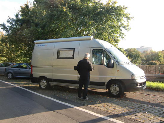 'Humbi' will uns 37.000 km durch Nordamerika fahren!
Da wir Alexander von Humboldt so toll finden und er ja auch auf Reisen war in fernen Ländern und 'Humboldt' ein blöder Autoname wäre und wir uns nicht an einen anderen Alex oder Alexander erinnern wollten und uns eben überhaupt nichts Besseres einfiel - blieb es eben bei 'Humbi'!