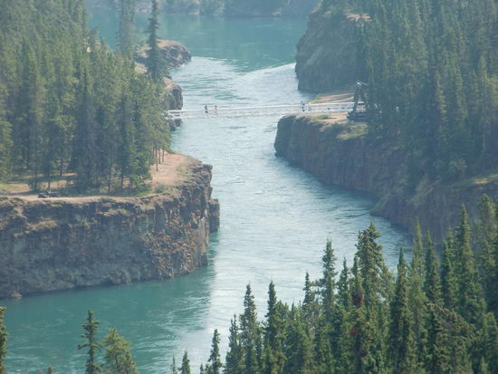Bei Whitehorse: Der Miles Canyon mit der Hängebrücke über den Yukon