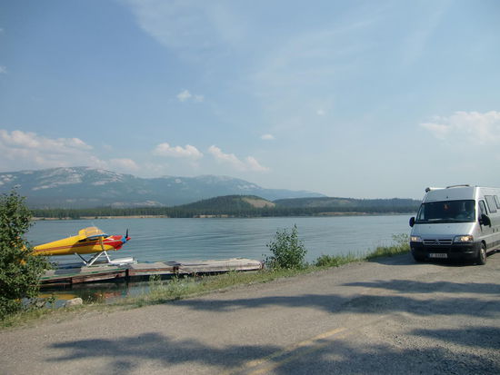 Am Schwatka-Lake
Am anderen Tag haben wir auf der gegenüberliegenden Seeseite mit  herrlichem Blick unter Bäumen gestanden.