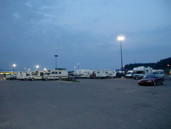 Wahnsinnig - wie voll der Übernachtungsplatz auf dem Walmart in Whitehorse ist. 
Wie immer hatten wir Pech! Ausgerechnet wieder neben einem Ami gestanden der noch um 23:30 Uhr seinen Generator laufen hatte!
Kam mir vor wie in unserem Garten - da haben wir auch (leider) einen Ami als Nachbarn der ständig seinen Generator laufen läßt.
