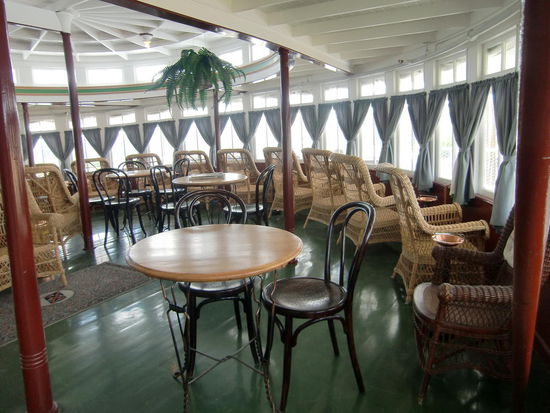 S.S.Klondike
Der Schaufelraddampfer beförderte ca. 32  Passagiere der 1. Klasse, die hier gemütlich aus den Fenstern die Landschaft genießen konnten.
Die Original-Speisekarte hing auch aus! Köstliche Dinge wie Lachs und Lamm gab es damals!