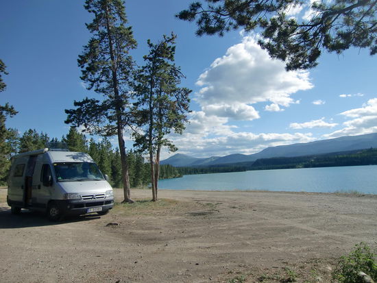 Unser Picknickplatz - der heute ein Wasserschlauch-Reparaturplatz geworden ist - am Swatka-Lake in Whitehorse.